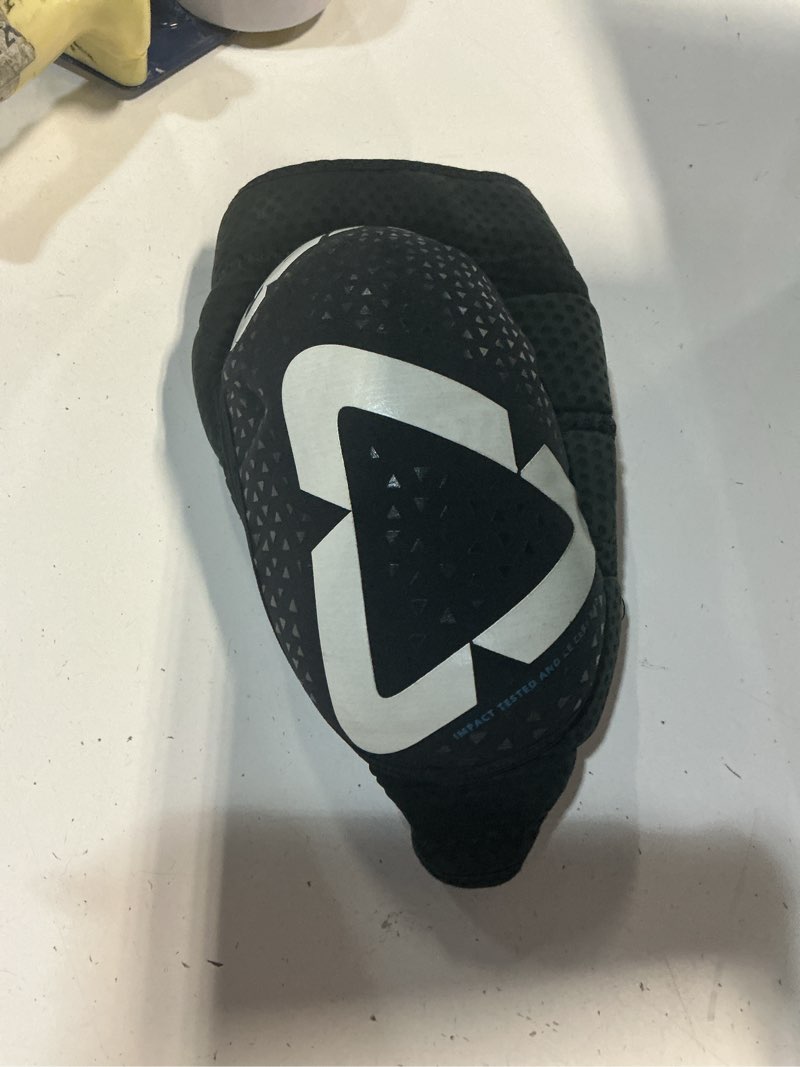 Condition photo showing As Is for leatt knee guard 3df 5.0 evo jr